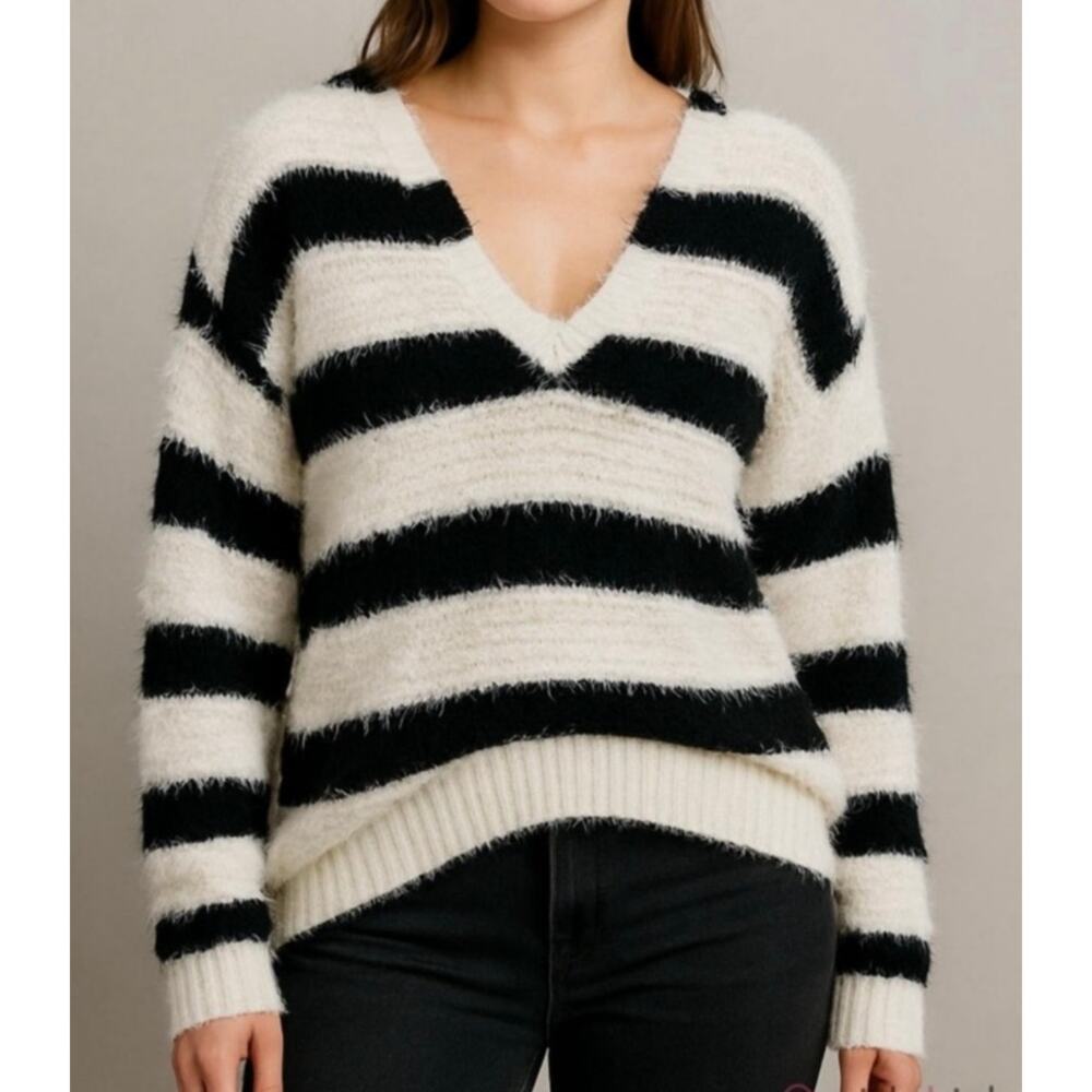 POL Hooded Chunky Eyelash Striped Pullover Sweater Size: Small Black/White